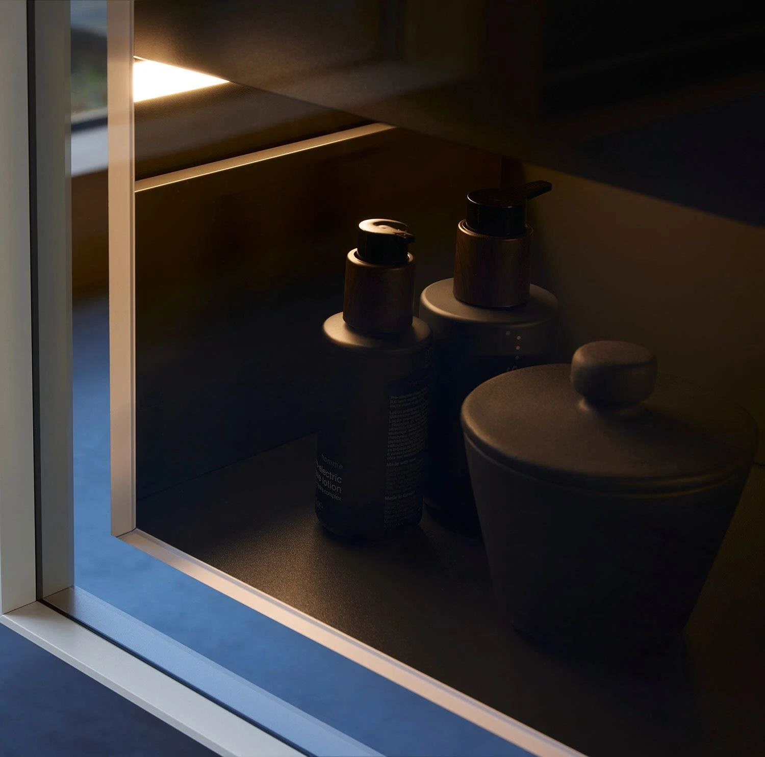Duravit Vitrium Konsolenwaschtischunterbau Mit Ausschnitt 100 X 45,9 Cm, Mit Glasfront, Griff Weiß, Mit LED Licht 5 Duravit Vitrium Konsolenwaschtischunterbau Mit Ausschnitt 100 X 45,9 Cm, Mit Glasfront, Griff Weiß, Mit LED Licht – Bild 3