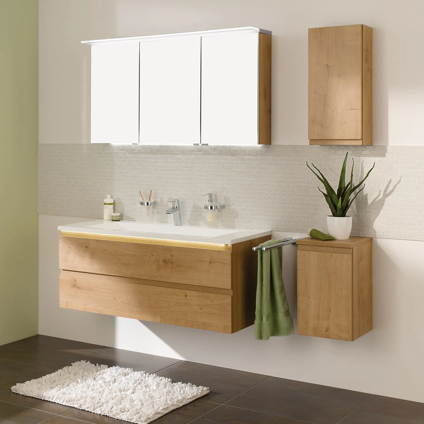 Puris B • Straight Spiegelschrank 140 X 15 X 66 Cm Mit 3 Türen Und LED-Flächenleuchte 3 Puris B • Straight Spiegelschrank 140 X 15 X 66 Cm Mit 3 Türen Und LED-Flächenleuchte